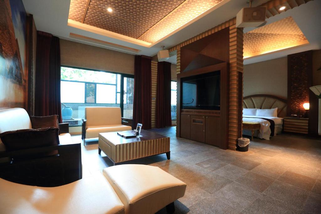 Shared lounge/TV area