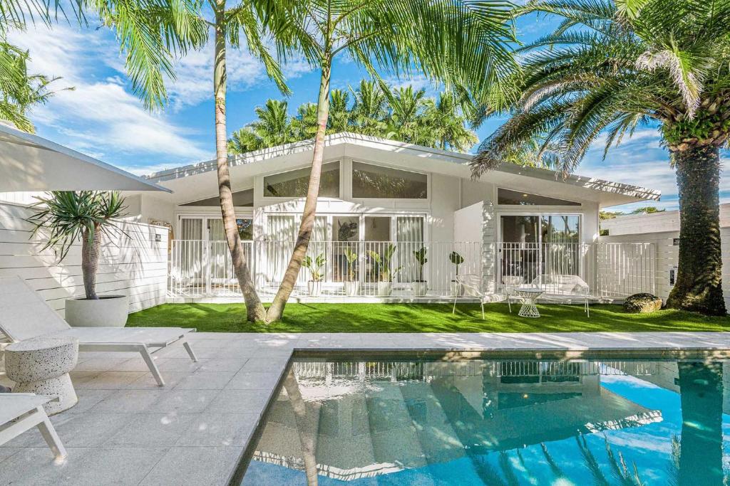 The Chalet - designer 3 BR retreat with pool, Byron Bay