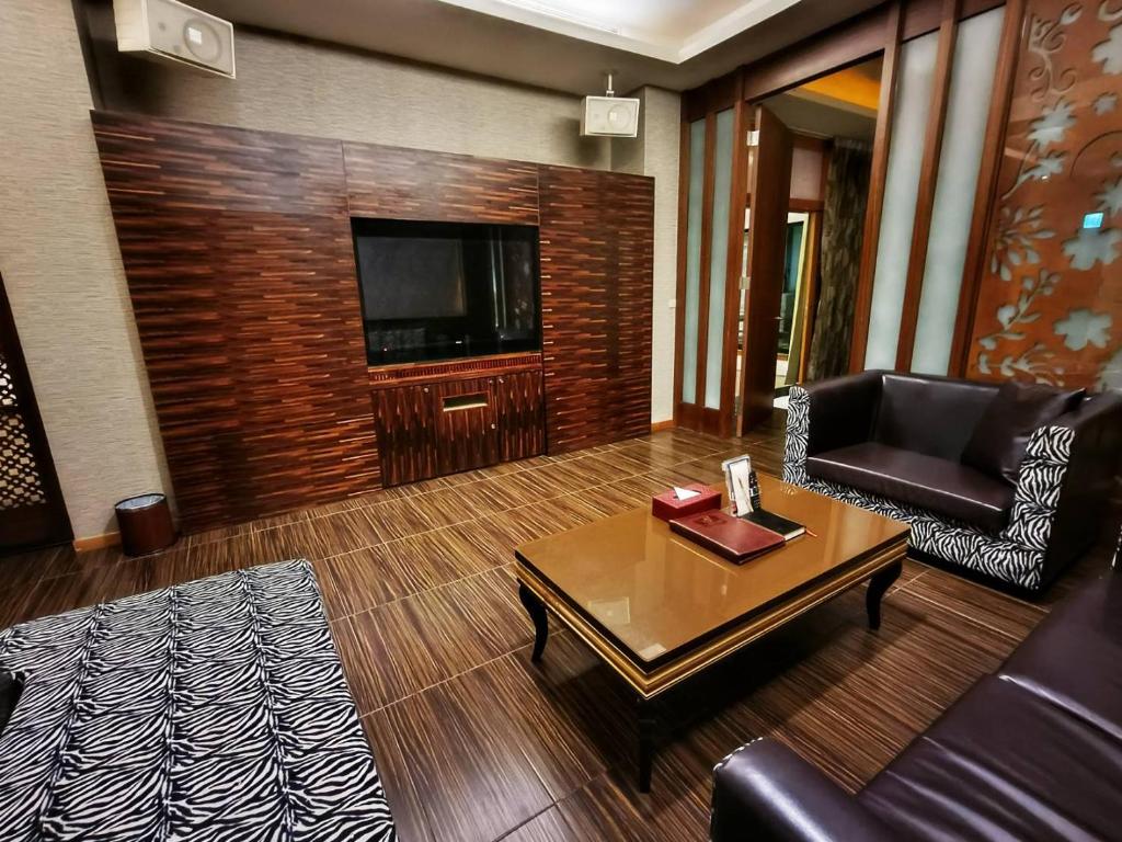 Shared lounge/TV area