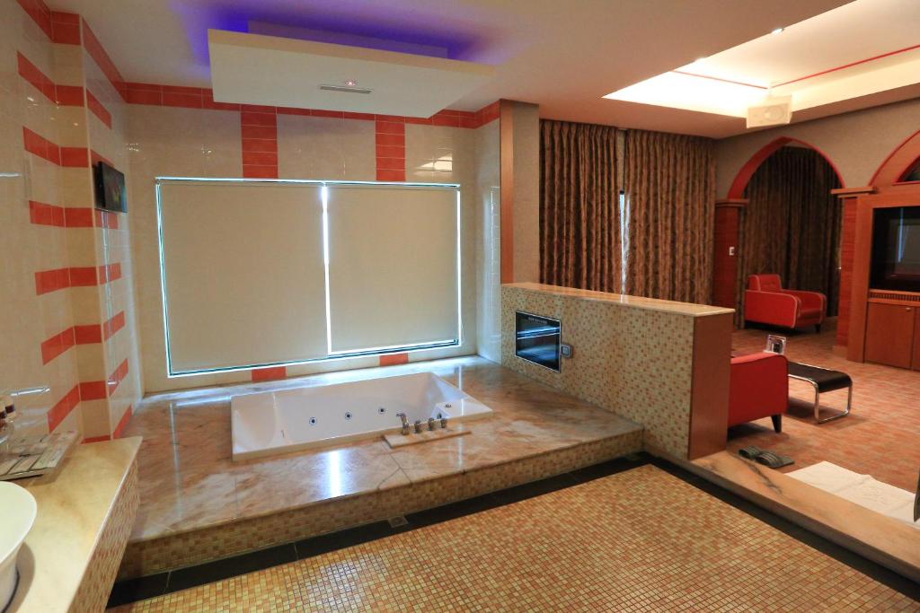 Shared lounge/TV area