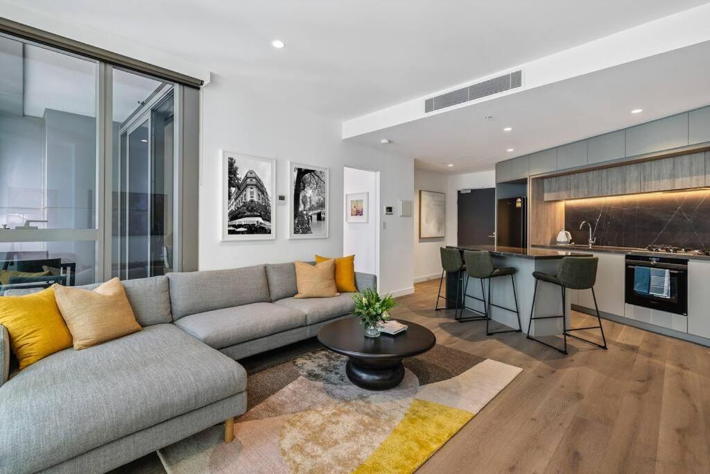 CBD, Stylish, Heated Pool, Gym, Sauna, Steam, BBQ, Melbourne