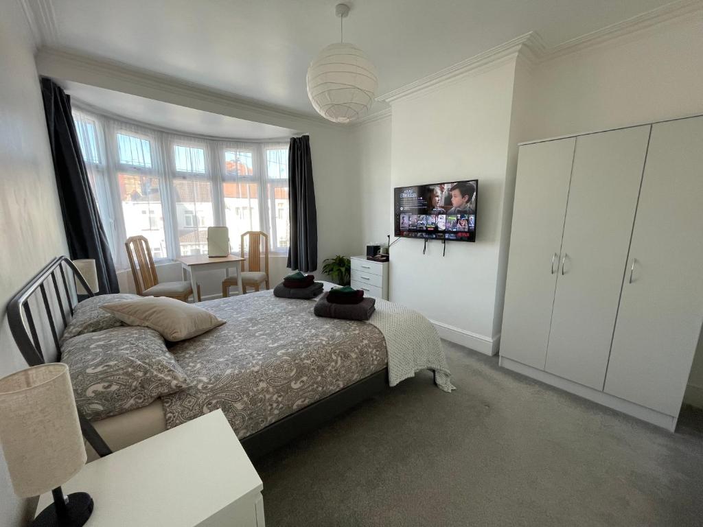 Double Bedroom with TV in Sudbury Hill Wembley - 10 mins from Wembley Stadium, Harrow on the Hill