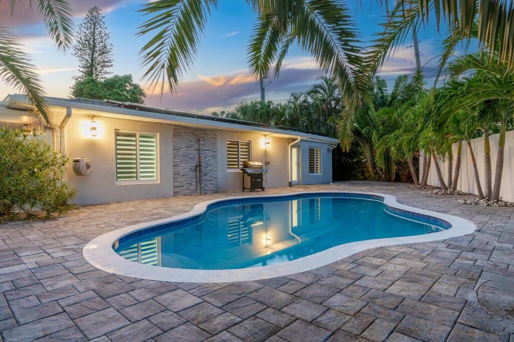 Renovated + 2MI from Beach + Heated Pool +Grill, Fort Lauderdale