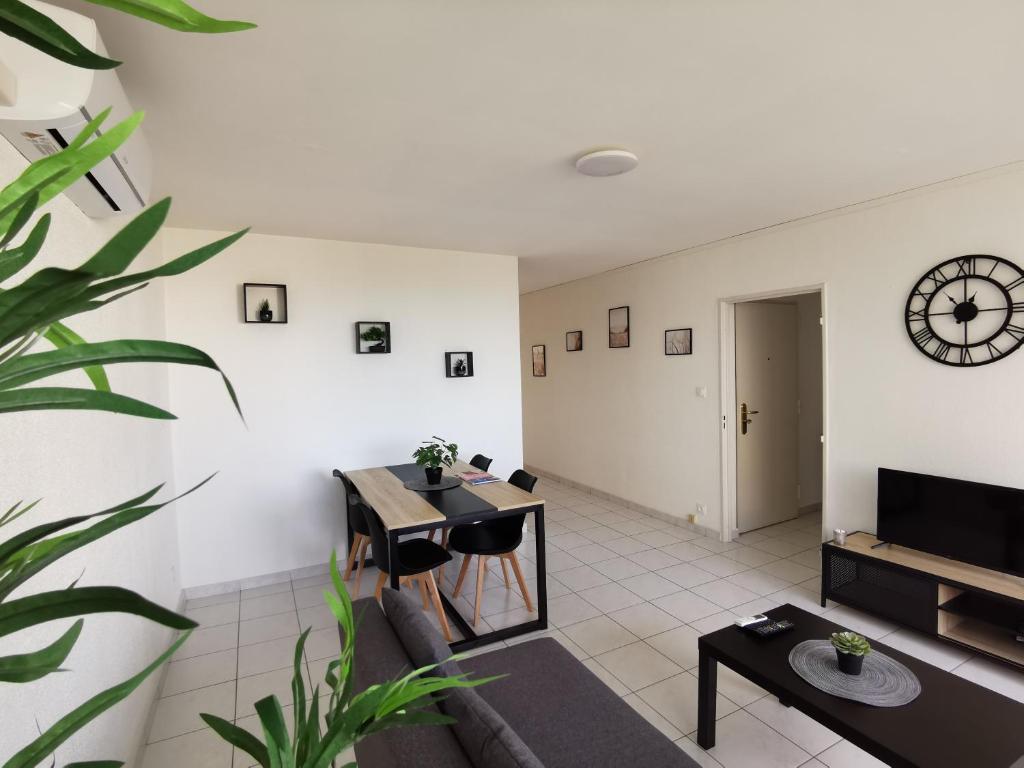 Appartement refait à neuf, climatisé avec vue mer et montagne, avec place de parking privative - 3