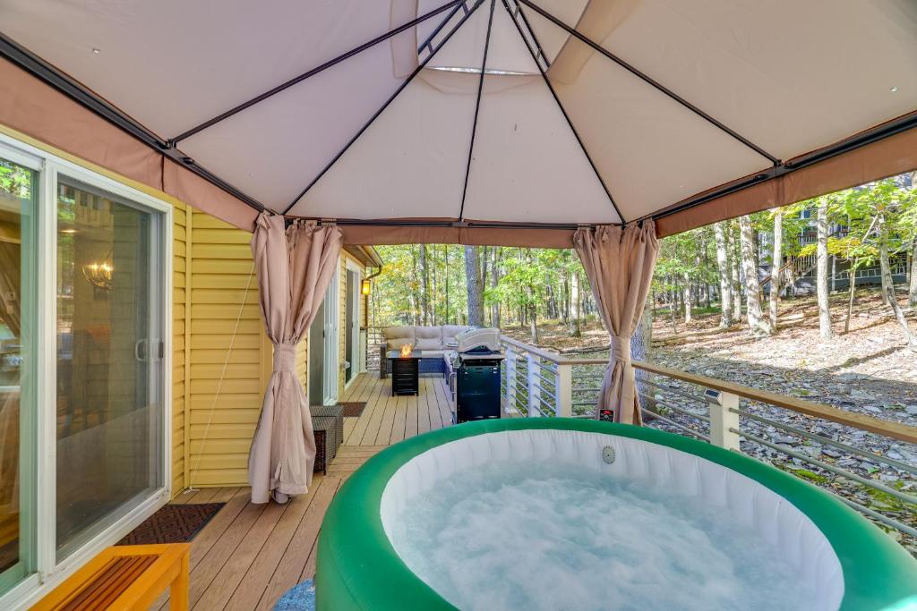 Forest-View Poconos Cabin with Hot Tub!