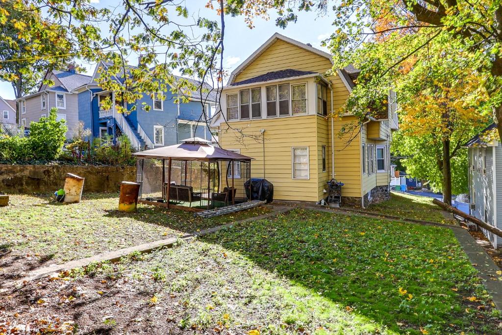 Charming Waterbury Gem with Smart TVs Near Skiing!