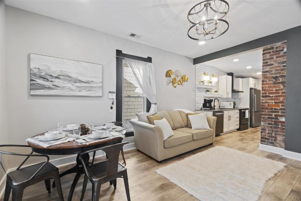 Workfriendly home with priv yard, near downtown, Jeffersonville