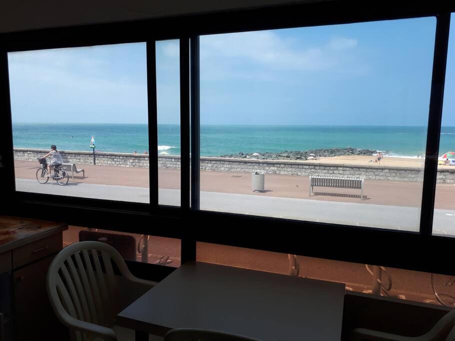 FACE à LA PLAGE CENTRALE POUR CET AGRÉABLE T2 - 1