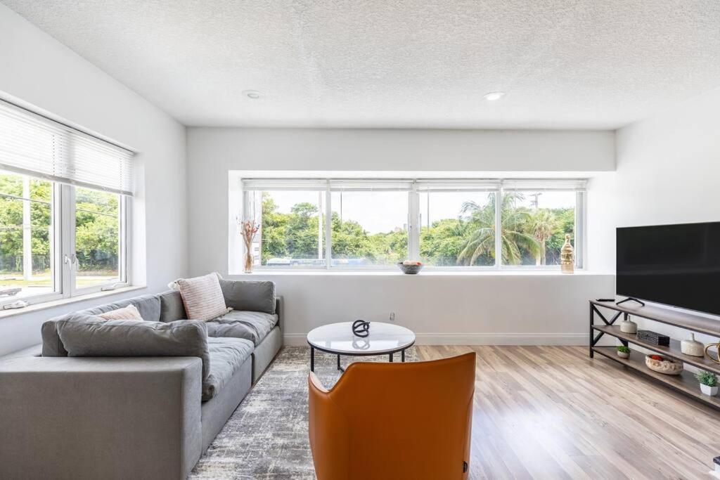 Seaside Escape Steps to Beach, Dining, Shopping and Las Olas!, Fort Lauderdale