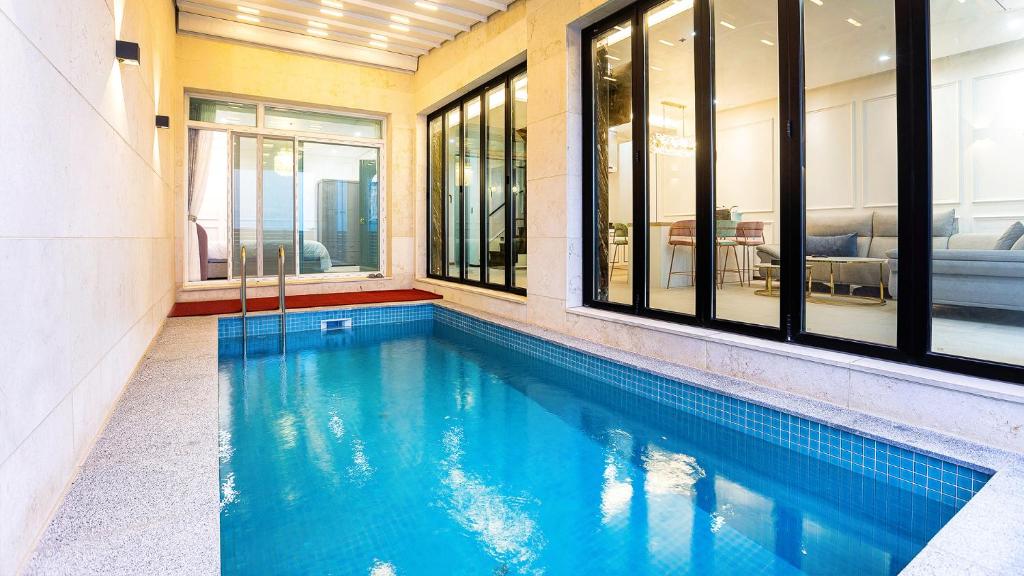 スイミングプール