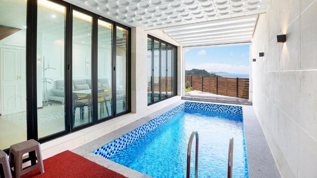 スイミングプール