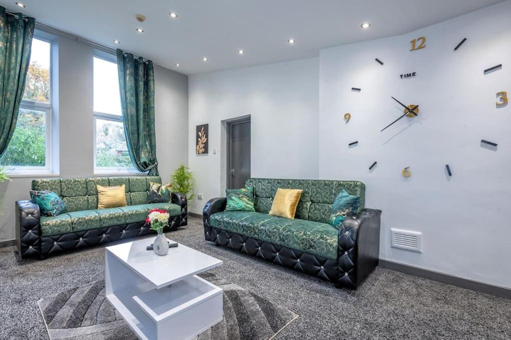 *F4GH for your most relaxed & Cosy stay + Free Parking + Free Fast WiFi *, Bramley