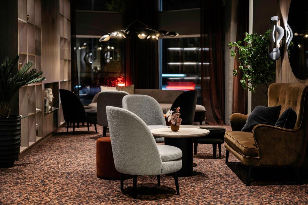 Shared lounge/TV area