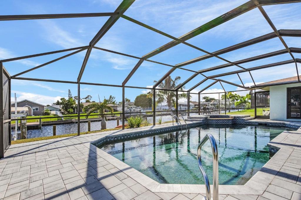 Direct Sailboat Access & Southern Exposure Heated Pool - Villa Coconut Hideaway - Roelens, Cape Coral