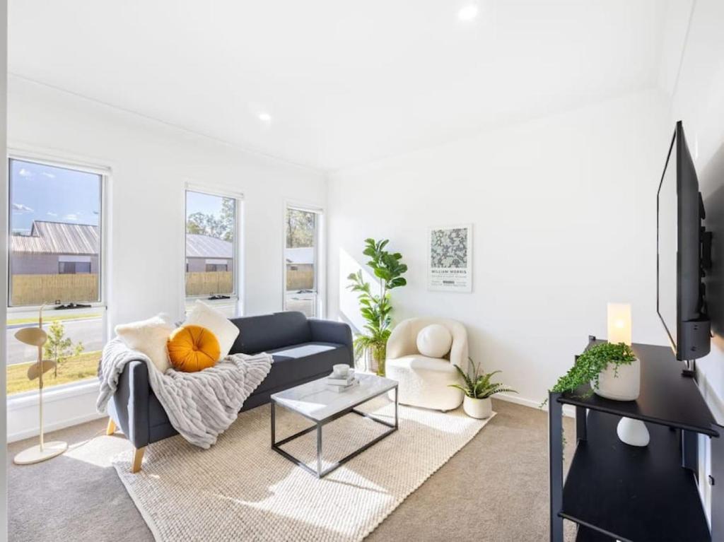 Well-decorated 4BR Family home steps to mall