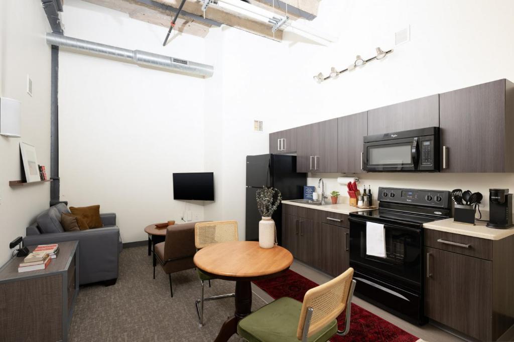 Cream City 2BR Apt - Just 3 Blocks to Fiserv with Gym and Parking, Milwaukee