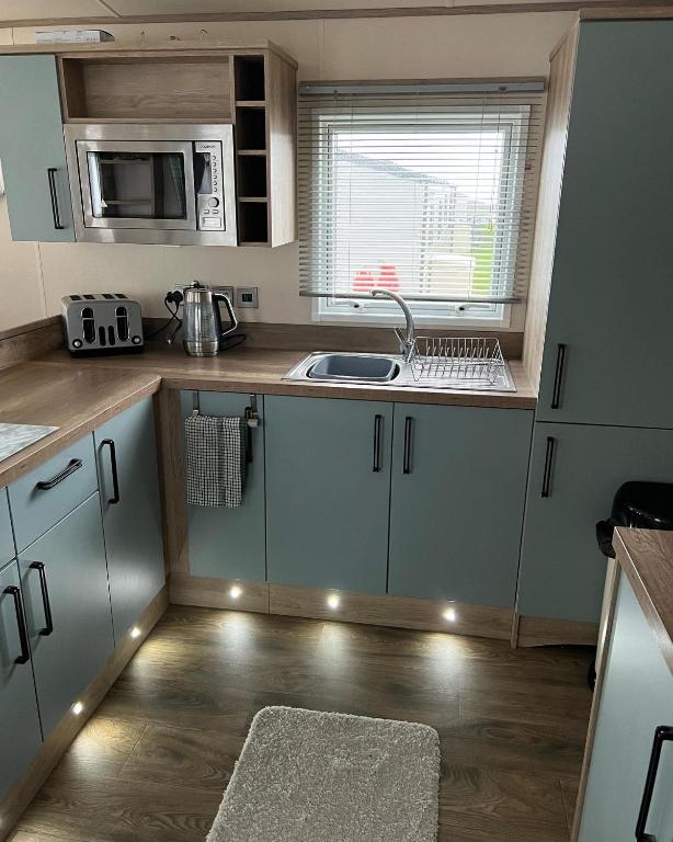 Sun sea and sand at Whitley bay, Hartley