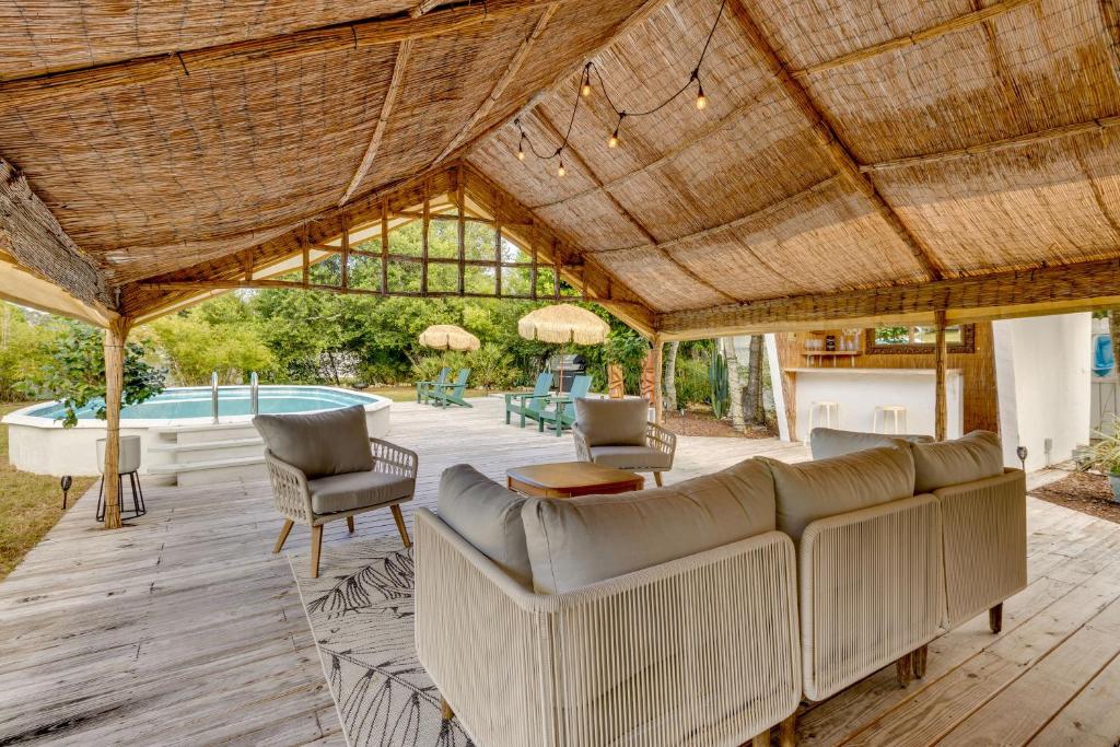 Mount Dora Home Private Pool, Spa and Tropical Bar!, Oakland Park