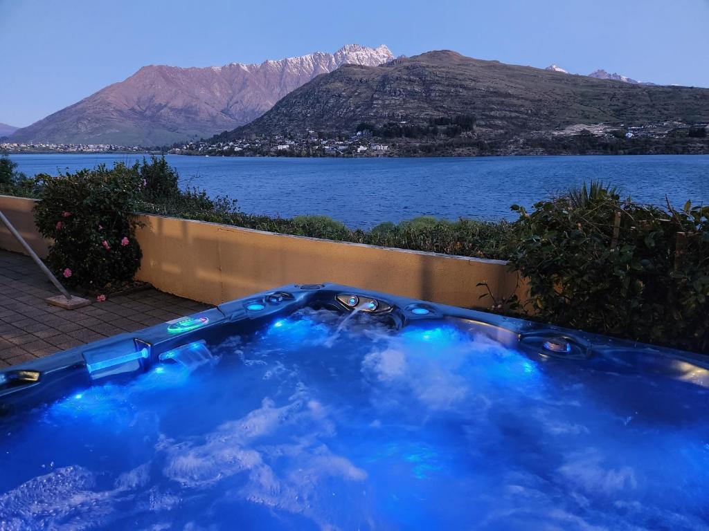 Huge Lakefront Delight (5-bedroom), Queenstown