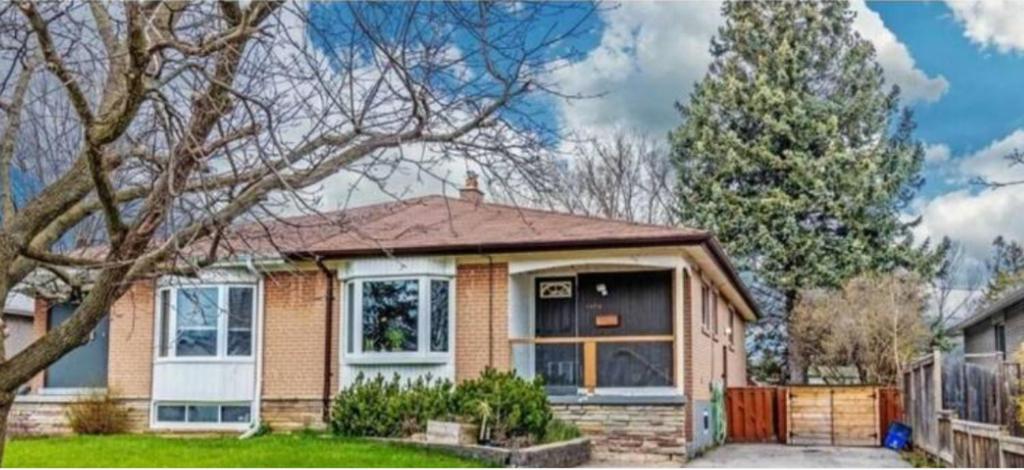 Private room with TVnetflix and free parking, Pickering