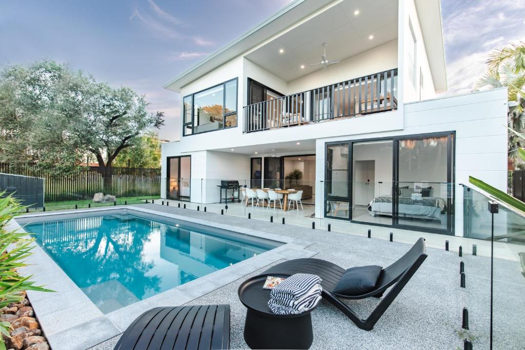 The Dūne - 4 BR with Private Pool - 100m to Beach, Agnes Water