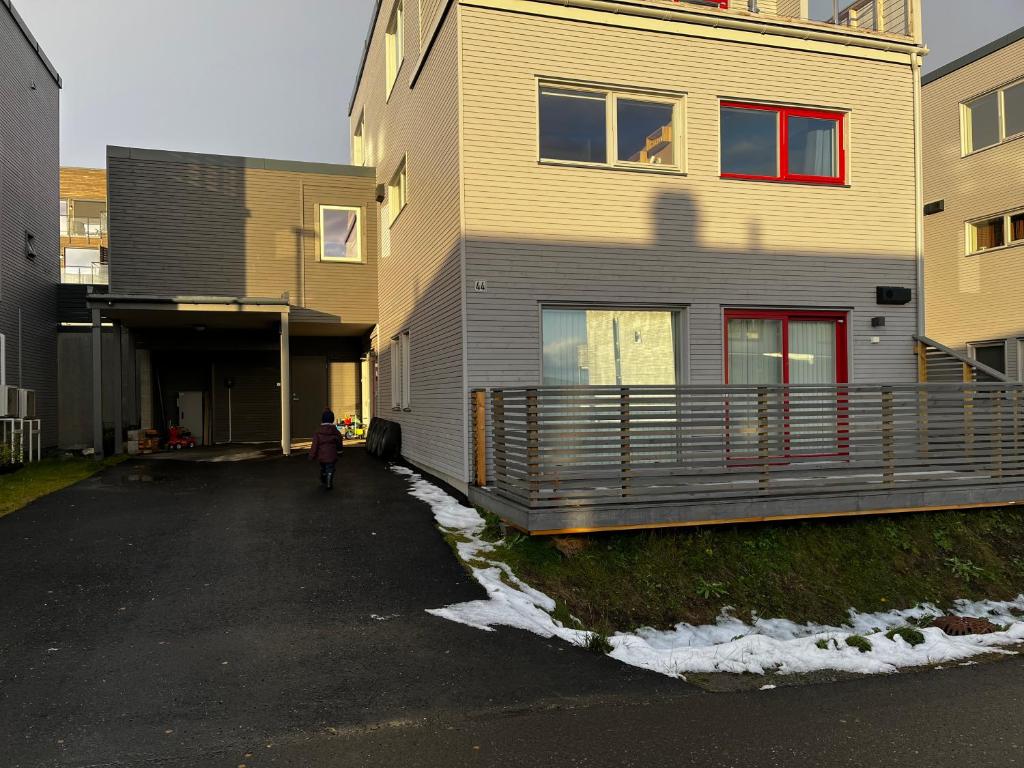 Modern apartment with carport near city and airport, Tromsø