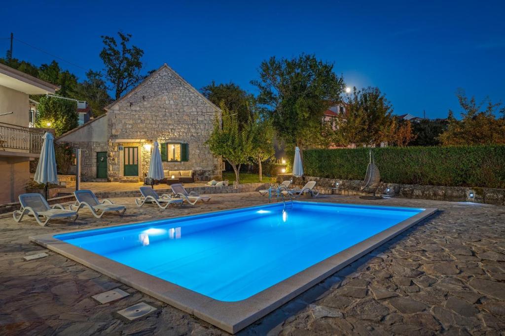 Hacienda Sylvia - secluded 4-bedroom villa with 45sqm heated pool, Studenci