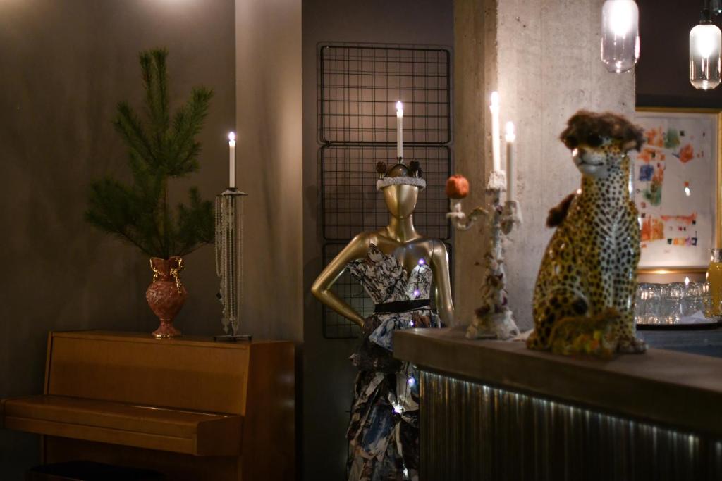 Check-in/out [private]