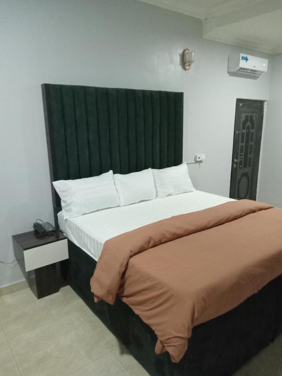 OD-V!CK'S CLASSIC, Wuse 2 extension, upscale Jahi district WiFi,24hr power,security, dstv, Abuja