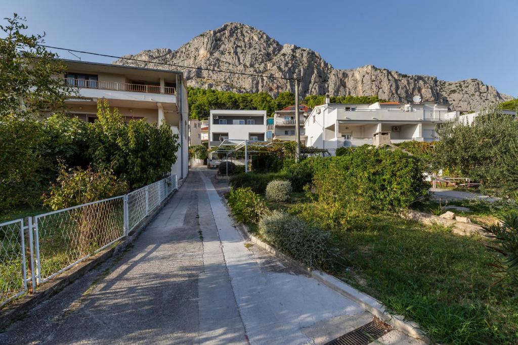 Apartments with parking space Omis - 2745, Omiš