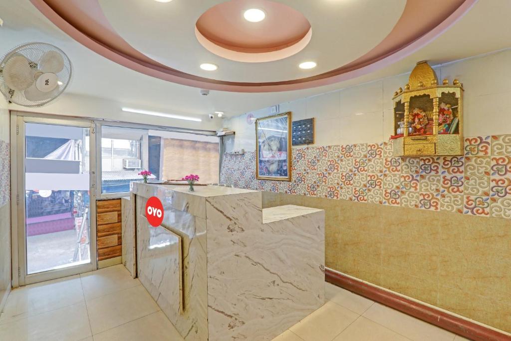 OYO Flagship Hotel Sun Inn Near Sahara Ganj Mall