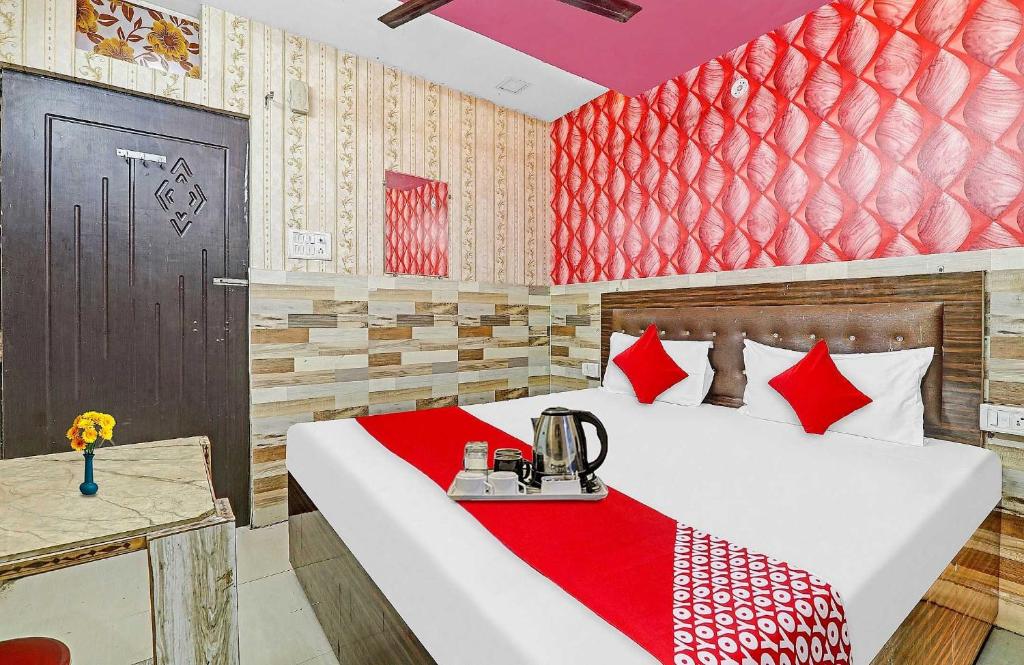 OYO Flagship Hotel Sun Inn Near Sahara Ganj Mall