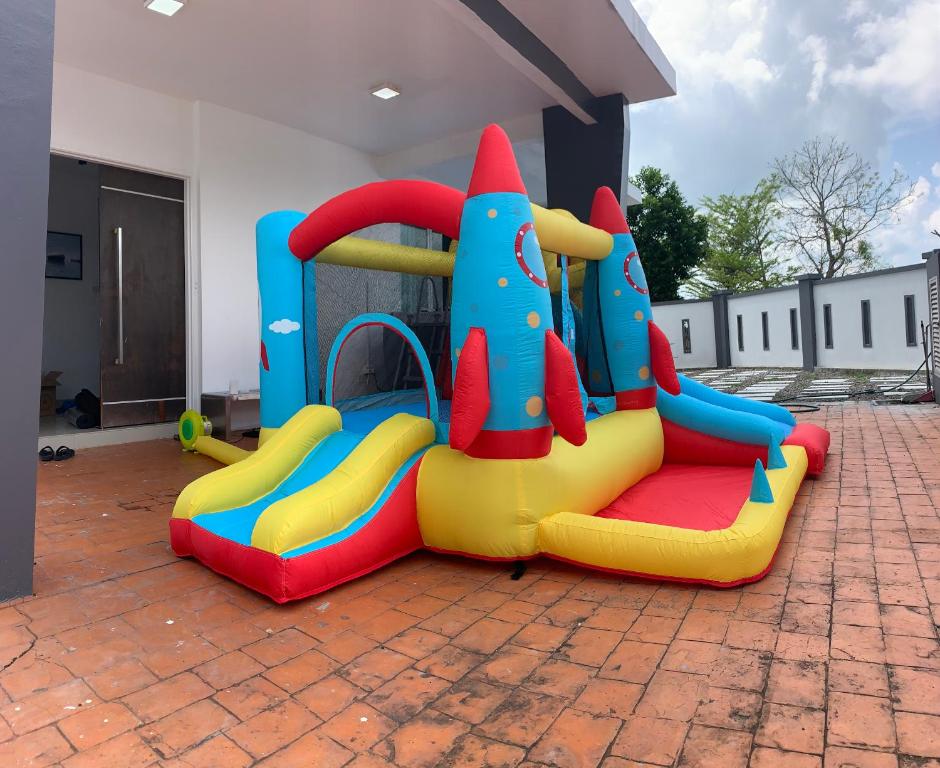 Playground, Hom Villa 5rm 12-22px Wifi/Netflix/BBQ/SteamBoat in Desaru