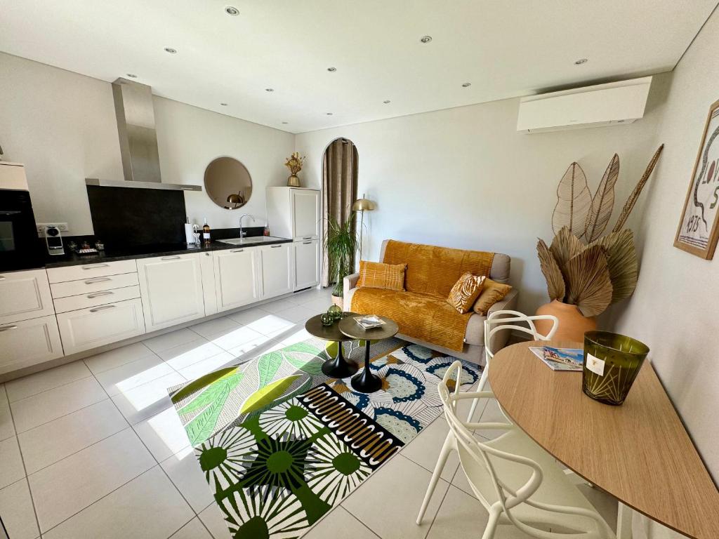Confortable T2 vue mer avec terrasse aménagée et parking privé, plage et port à pied - 4