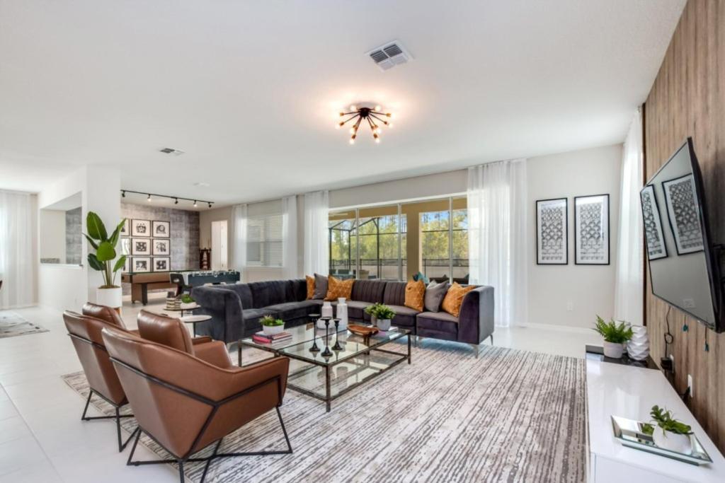 Luminous Hacienda Pool Getaway, Kissimmee