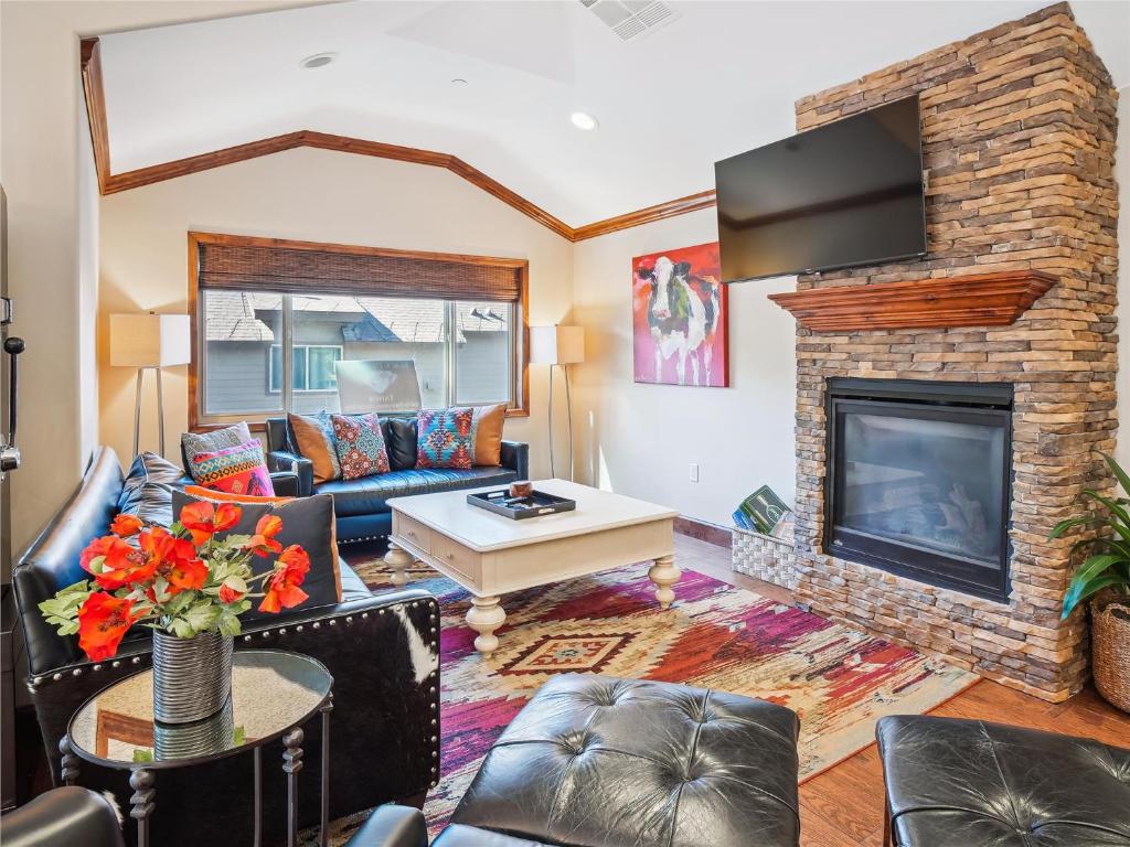 Cozy Penthouse W Fireplace, Wifi, Gourmet Kitchen