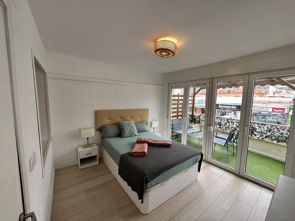 Central Apartment with Terrace & Seasonal Pool Walking Distance to the Beach by Namaste Elite, Torremolinos