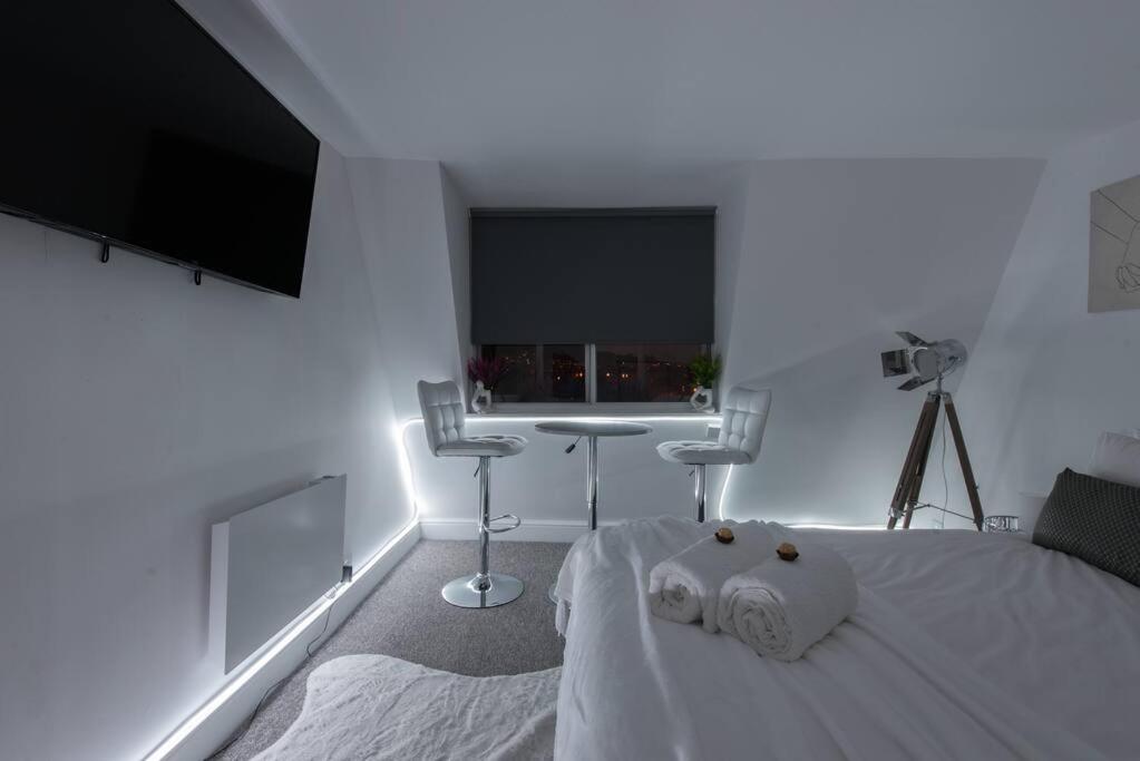 Parade Gardens Boutique Apartments- Central, Grade I Listed, 4K TVs, Hidden Views, Bath