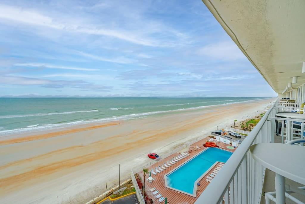 Direct oceanfront view 8th floor, king size bed, largest pool in Daytona Beach !, Daytona Beach