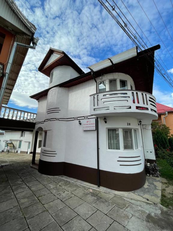 Detaliu de balcon și motiv stelar pe fațadă