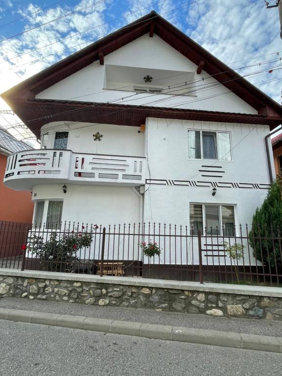 Fațada frontală albă