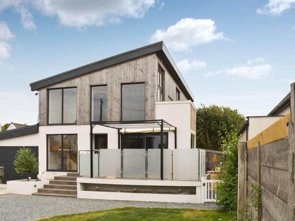 Remarkable Seaside Apartment - Sleeps 4, Bognor Regis