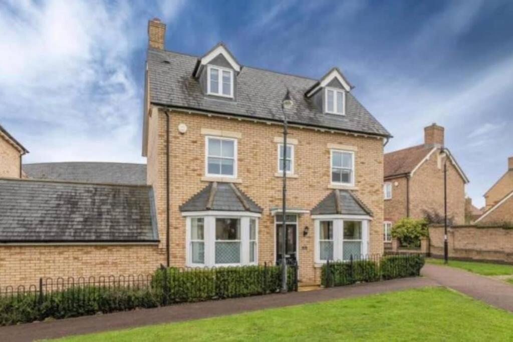 4 bed, 2 bath, Sky TV, Gym, Parking and Garden