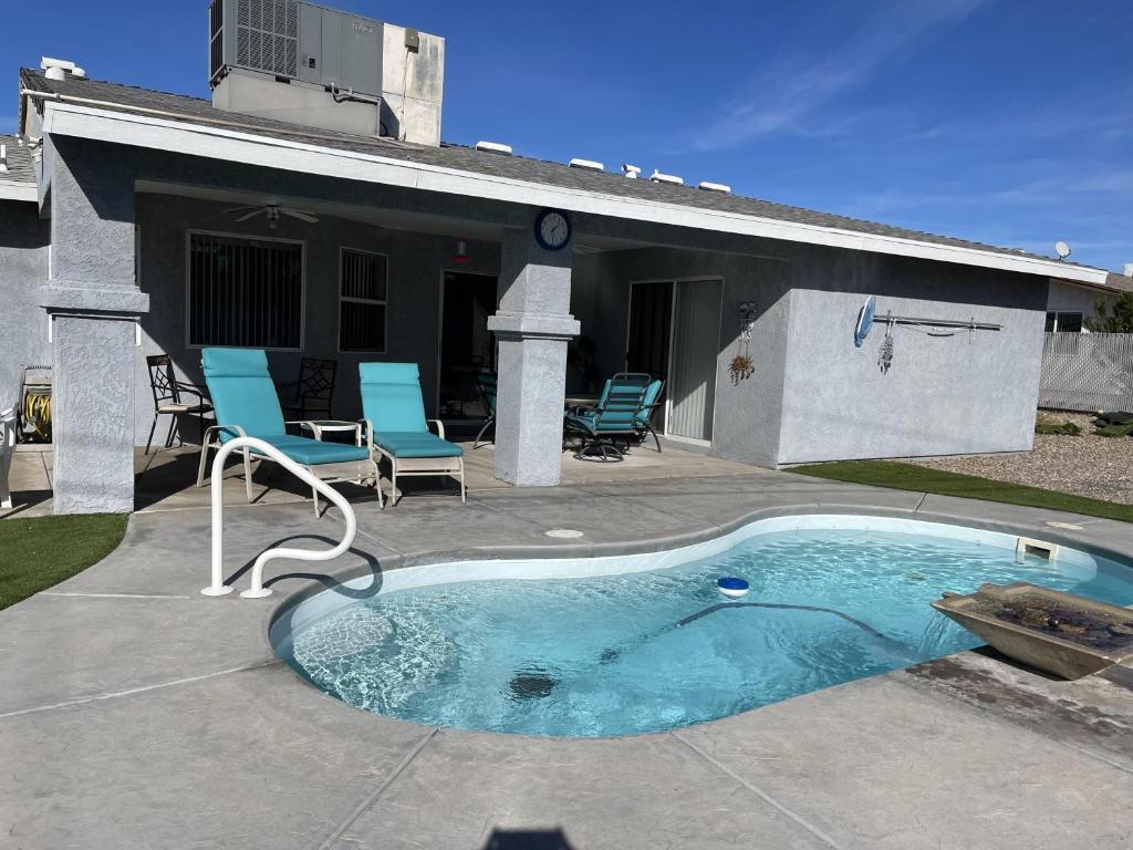 Cute 2 bedroom home with pool and RV parking, Lake Havasu City
