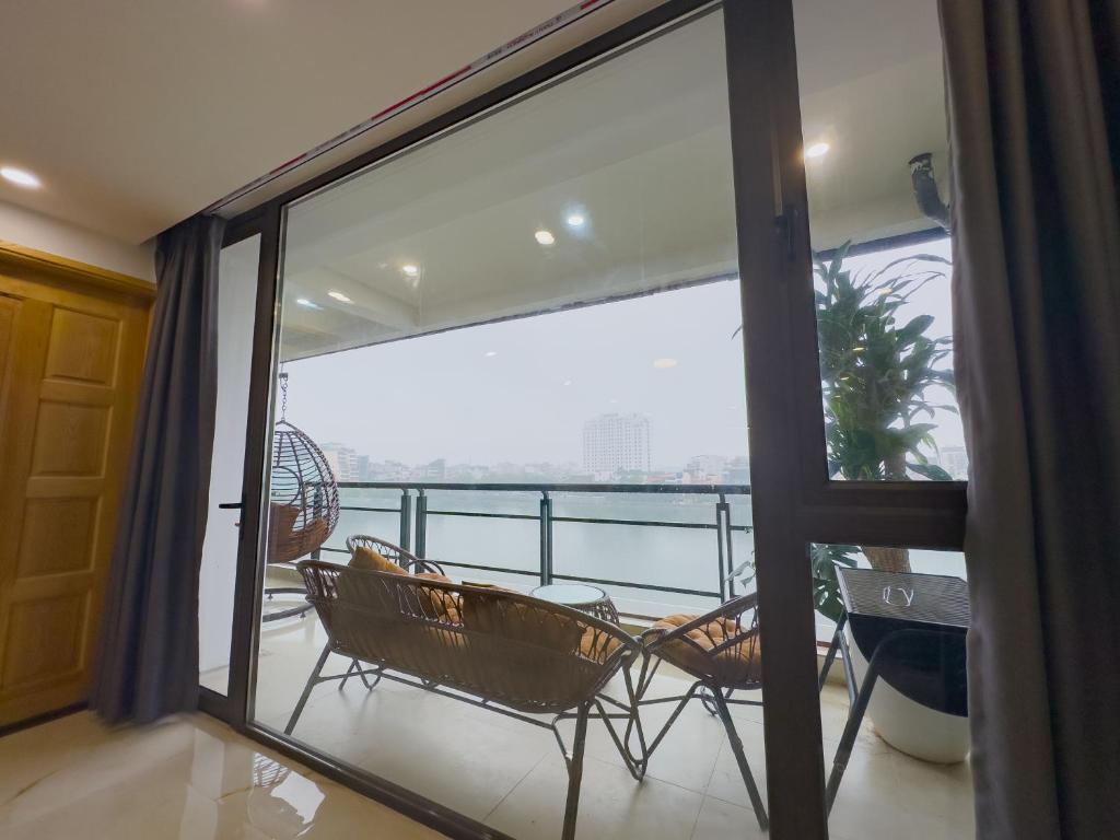LA Apartment - Lake view