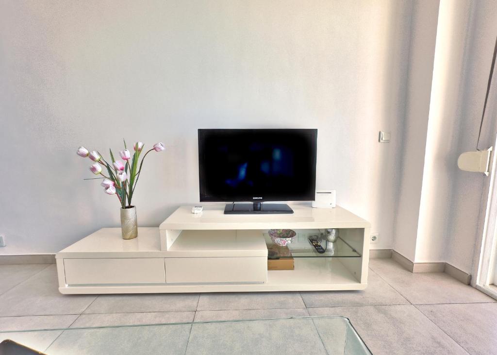 Diana 905. Superb south-facing one-bedroom apartment with amazing sea views. - 2