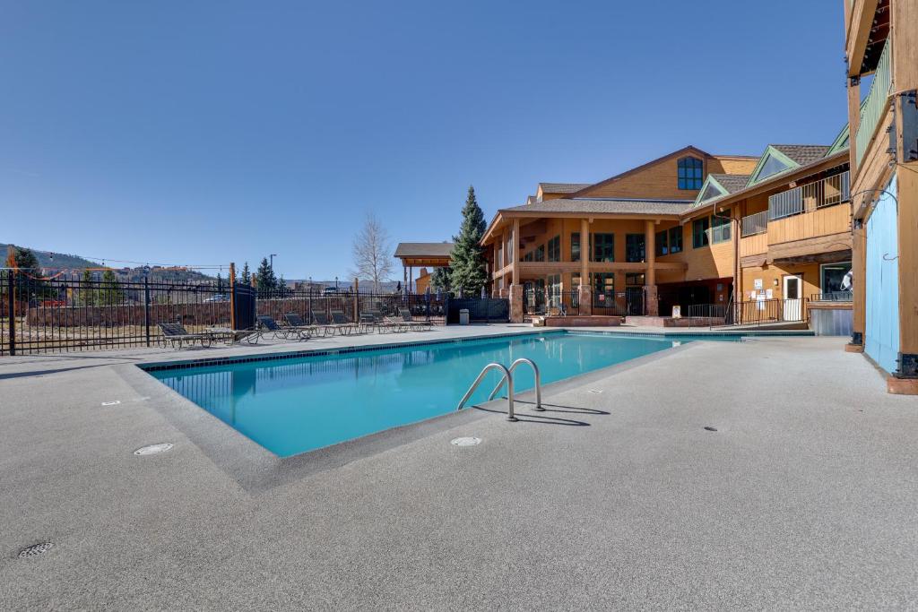 Private Balcony and Mtn Views Granby Studio!, Granby