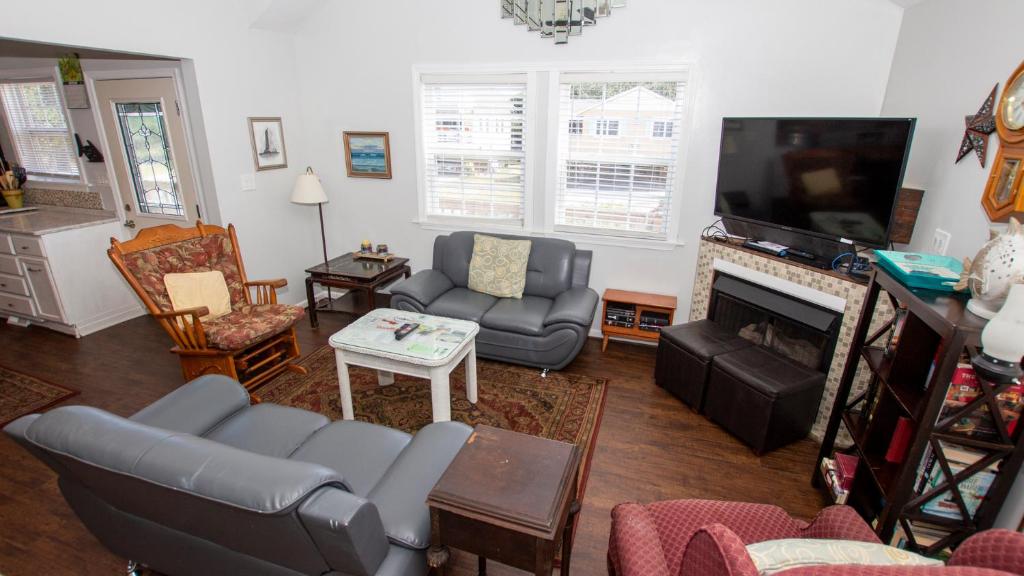 Oceanside, Hot Tub, Close to beach, KD231, WindOver, Kill Devil Hills