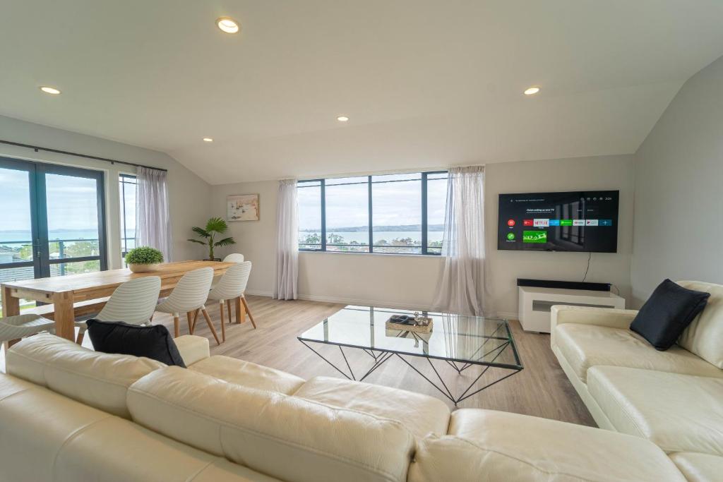 Family Friendly Oceanview Howick Home - Pets+, Окленд
