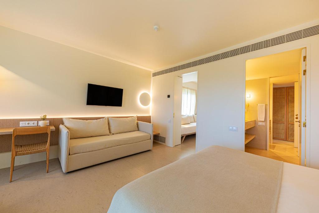 Shared lounge/TV area